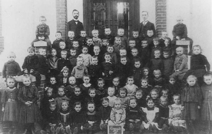 Dzieci i nauczyciele Szkoła Powszechna, Łomnica 1912 r.