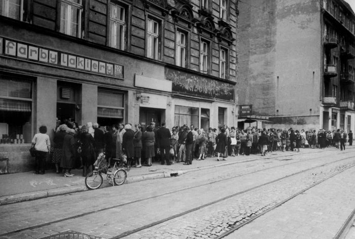 Wrocław kolejka do sklepu z farbami przy ulicy Kilińskiego 1981 r.