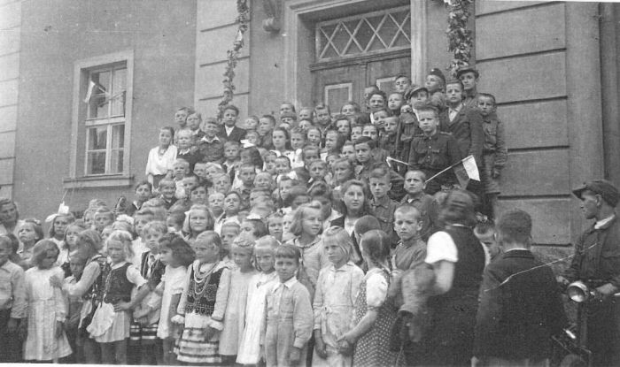 Pamiątkowe zdjęcie z zakończenia roku szkolnego. 1946 r.  Mysłakowice. Foto ze zbior&oacute;w Emila Pyzika