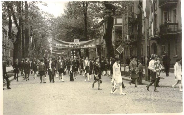 Pracownicy  Z.M.S DZPLn. Orzeł Mysłakowice na święcie pracy w Jelenie G&oacute;rze. ok 1970 rok.