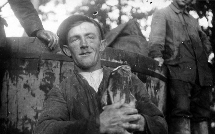Mysłakowice ok 1930 r. Staw koło Pałacu Kr&oacute;lewskiego. Robotnicy łowią ryby.