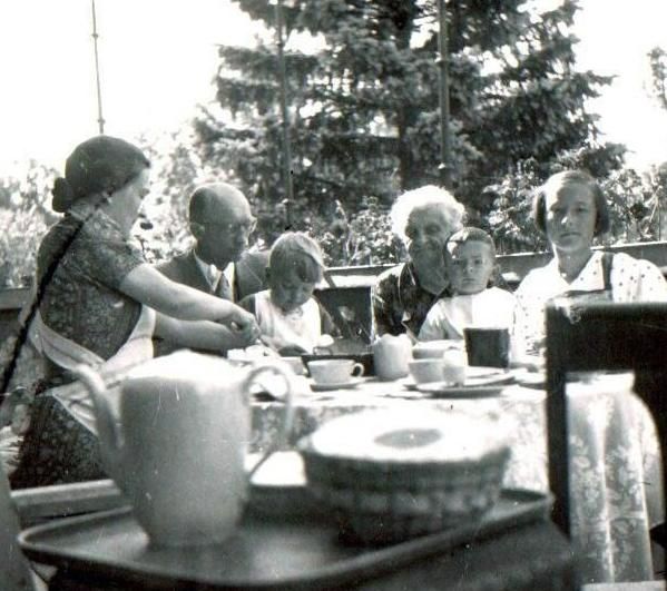 Mysłakowice. Pałac Kr&oacute;lewski 1943 r. Rodzina Rudolpha (ostatniego niemieckiego właściciela pałacu) podczas posiłku na bal