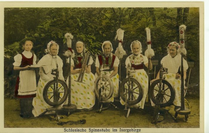 Stara poczt&oacute;wka 1910 r. K&oacute;łko tkackie w G&oacute;rach Izerskich. p.s Ciekawostka : to czarno/białe foto ale ręczni