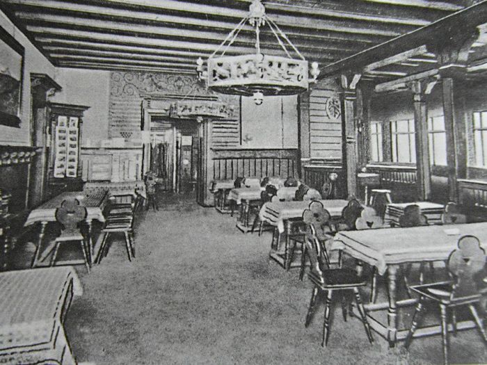 Sala w schronisku "Ks.Henryka Pobożnego" nad Wielkim Stawem r.1920