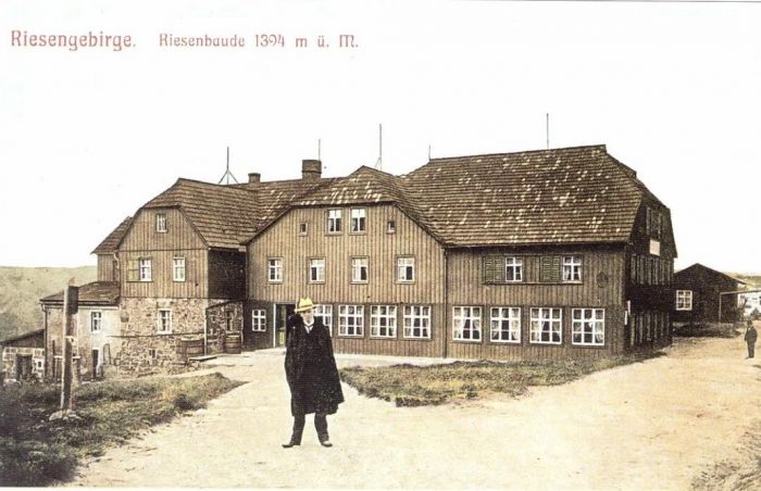 Stara poczt&oacute;wka. 1920 r. Schronisko "Obri Bouda" z 1847 roki (1394 n.p.m) - po czeskie stronie. Rozebrane w 197