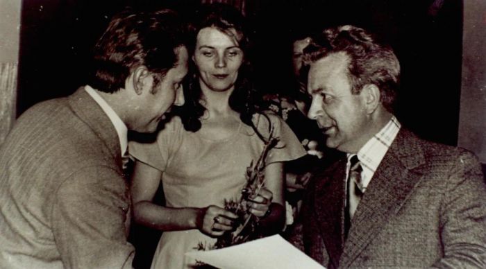 Uroczystości z okazji 25-lecia Polamu. Nagrody dla pracownik&oacute;w wręcza dyrektor Stachowiak. 1975 r. Mysłakowice