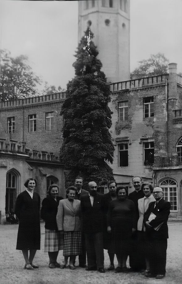 Szkoła podstawowa w Mysłakowicach. Koniec roku szkolnego 1957/1958 r. Grono pedagogiczne.