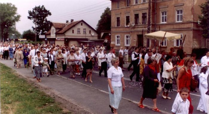 Uroczystości Bożego Ciała. Mysłakowice 2003 r. Autor zdjęcia Emil Pyzik