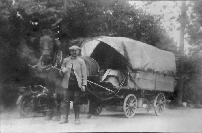 Łomnica (niem. Lomnitz) na foto Gustaw Thiel zajmował się handlem obwoźnym. ok 1930 r.