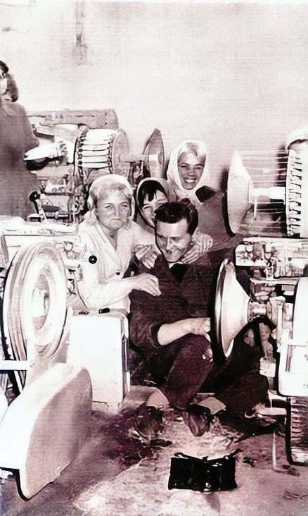 Mistrz tkalni St. Krajewski i inni pracownicy DZPL Orzeł. Mysłakowice 1963 r.