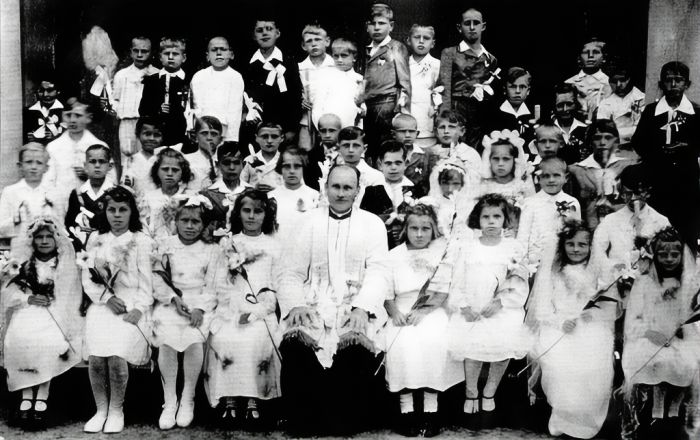 Mysłakowice 1949 r. Dzieci po I Komunii św.  z ks. Kotulakiem