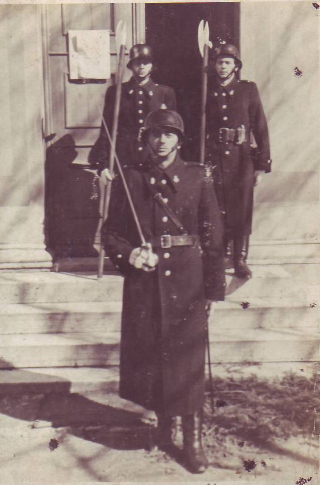 Straż przy grobie Chrystusa w  kościele Mysłakowicach, wejście boczne. 1949 rok