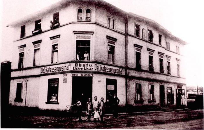 1935 r. Mysłakowice (niem. Zillerthal-Erdmannsdorf, Erdmannsdorf). Sklep spożywczy obok "porcelany". 