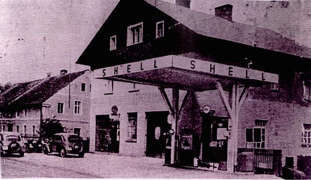 1935 r. Mysłakowice (niem. Zillerthal-Erdmannsdorf, Erdmannsdorf). Stacja paliw Shell obok "porcelany"