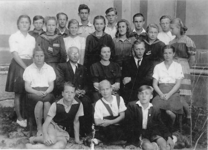 1948 rok. Nauczyciele i uczniowie szkoły w Mysłakowicach.