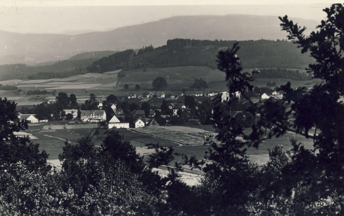 Widok z wzniesienia Mrowiec (513 m n.p.m.). 1940 r. Erdmannsdorf (Mysłakowice)