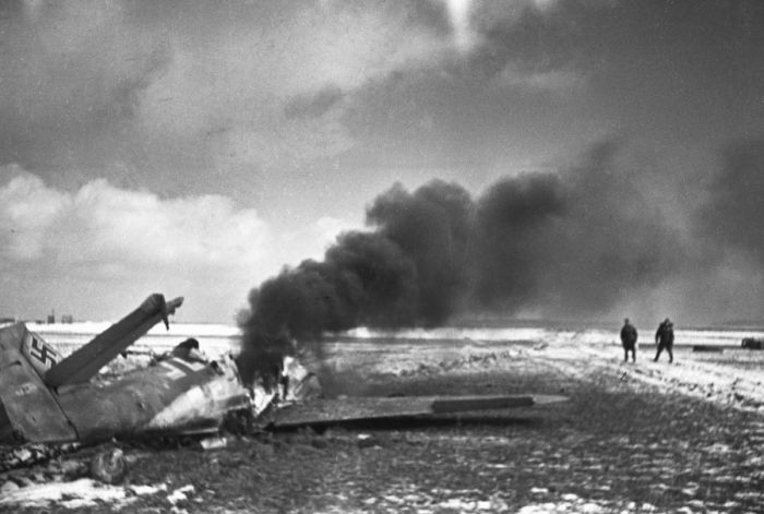Podbity Messerschmitt Bf. 109 na drodze Breslau-Berlin 1945 r.