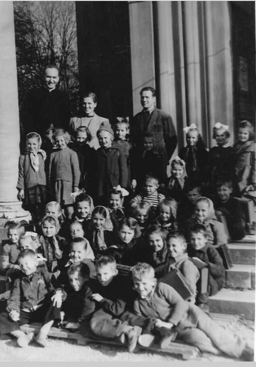 Mysłakowice 1959 r. Ksiądz A. Habrat, nauczyciele i dzieci przed kościołem.