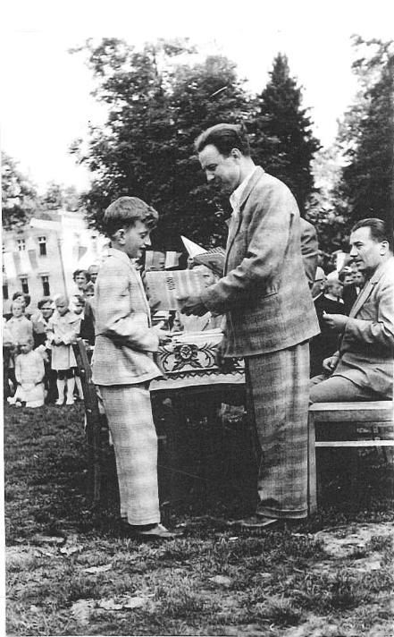 Mysłakowice, Szkoła zakończenie roku 1958. Nagrodę wręcza Pan Marukiewicz