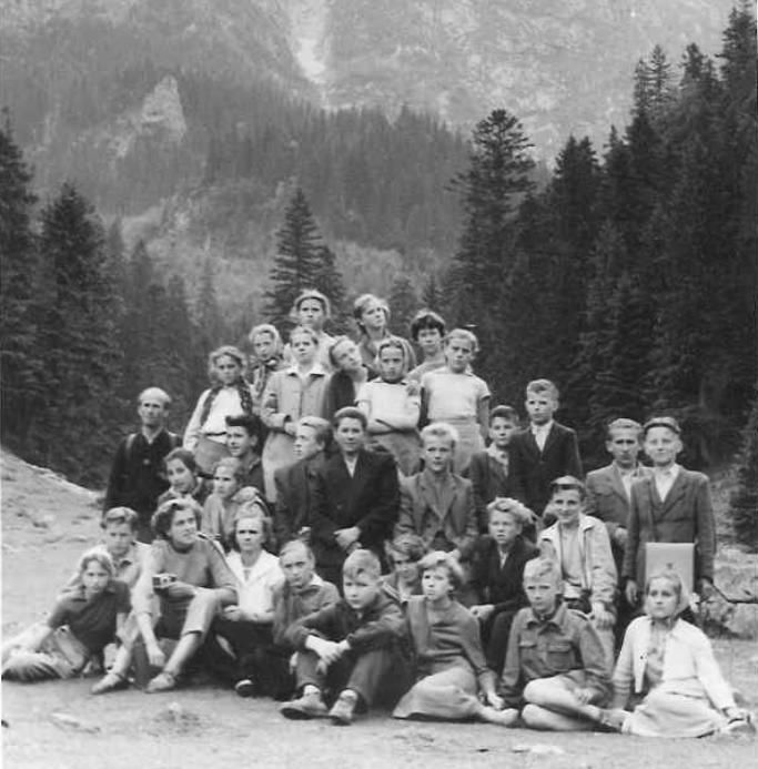Uczniowie szkoły w Mysłakowicach na wycieczce w Tatrach. 1960 rok. 