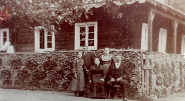 Mieszkańcy domu tyrolskiego w Erdmannsdorf (Mysłakowice). Obecnie ul. Śląska. Lata 30-te