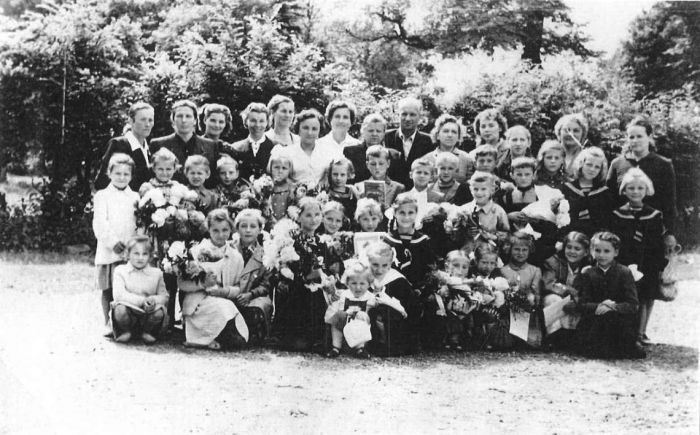 Zakończenie roku szkolnego. 1960 rok. Szkoła Mysłakowice
