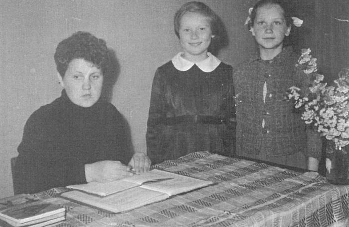 Pani Tomaszewska i uczniowie 1960 rok. Mysłakowice, szkoła.