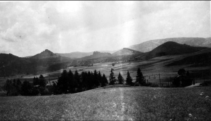 Na lewo Sokolik i Krzyżna G&oacute;ra od prawej g&oacute;ra Bucznik i na p&oacute;ł łysa g&oacute;ra Rudzik. 1937 rok.