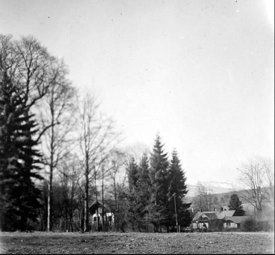Erdmannsdorf (Mysłakowice) 1935 rok. Domy miedzy Pałacem a Kościołem.