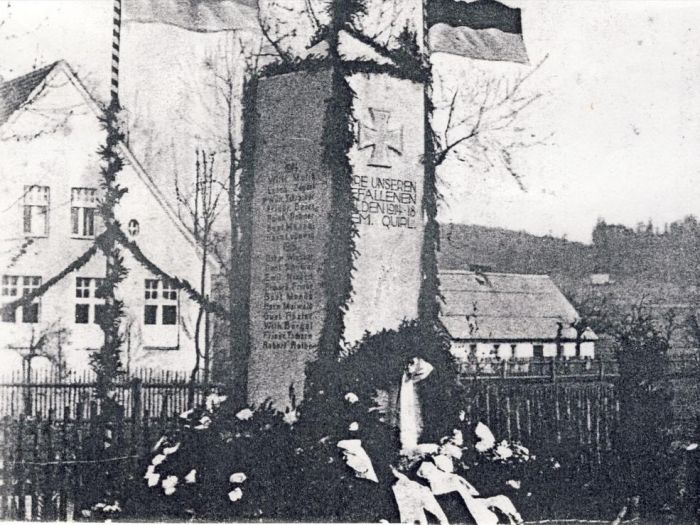 Kostrzyca (niem. Quirl), Pomnik poległych w I wojnie światowej 1930 rok. Zburzony po 1945 roku. 