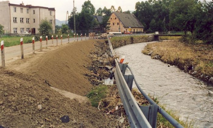 Kostrzyca, remont drogi po powodzi. 1997 rok