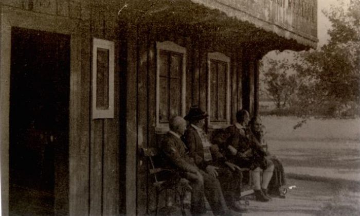 Mysłakowice (niem. Zillerthal-Erdmannsdorf, Erdmannsdorf) 1904 rok. Tyrolczycy przed domem tyrolskim