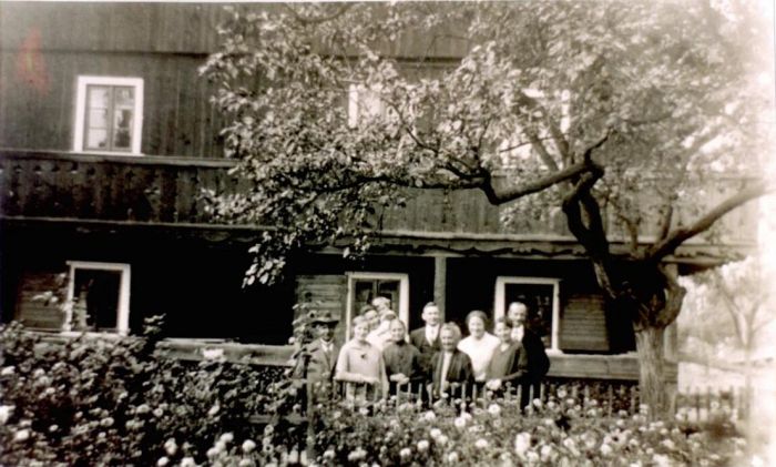 Mysłakowice (niem. Zillerthal-Erdmannsdorf, Erdmannsdorf). 1930 rok. Mieszkańcy domu tyrolskiego ( obecnie ul.Daszyńskiego).