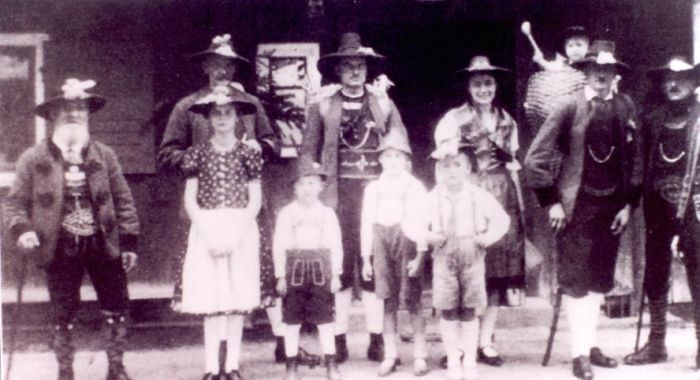 1937 rok. Tyrolczycy przygotowują się do Parady Tyrolskiej. Mysłakowice 