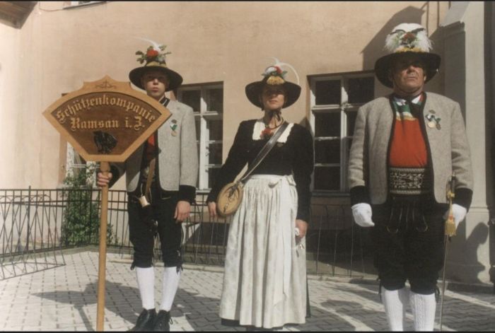 Tyrolczycy z Ramsau w Mysłakowicach obok Pałacu. 1998 rok