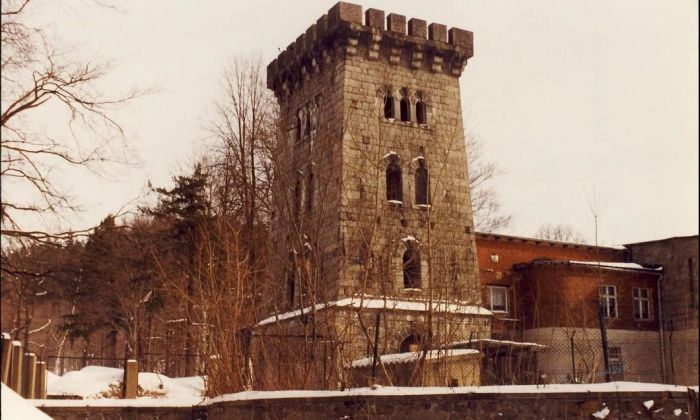 Narożna brama Pałacu w Bobrowie. 1990 rok.
