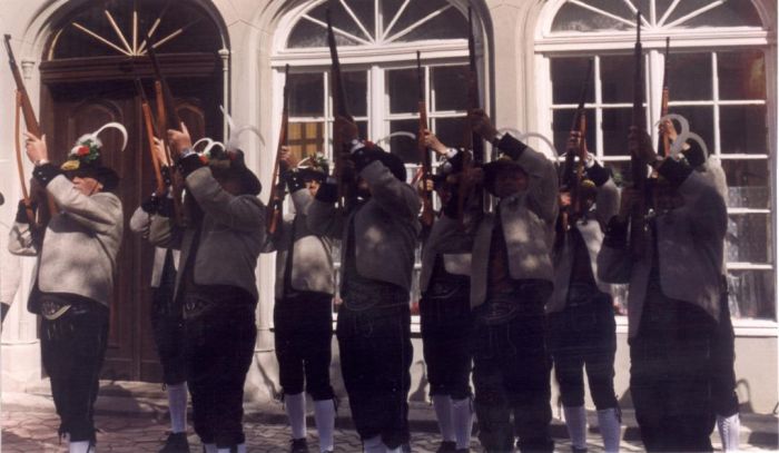 Uroczysta salwa Tyrolczyk&oacute;w obok Pałacu w Mysłakowicach. 1998 rok