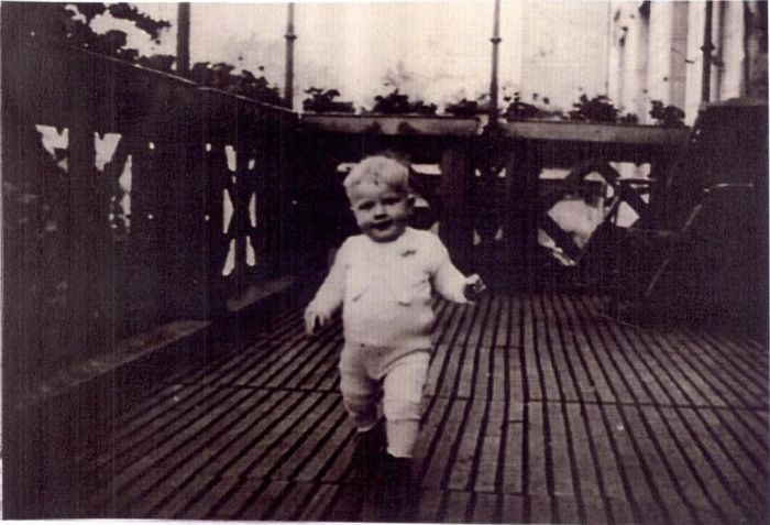 Balkon w Pałacu w Mysłakowicach, lata 40-te. Syn ostatniego niemieckiego właściciela pałacu. 