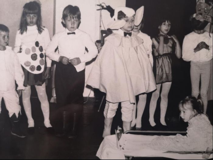 18.05.1993 rok Gminny Ośrodek Kultury w Mysłakowicach. Scenka teatralna "Tobie mamo"