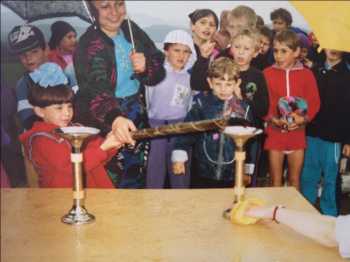 1993 rok. Gminny Ośrodek Kultury w Mysłakowicach. Otwarcie Dnia Sportu przez przedszkolak&oacute;w.
