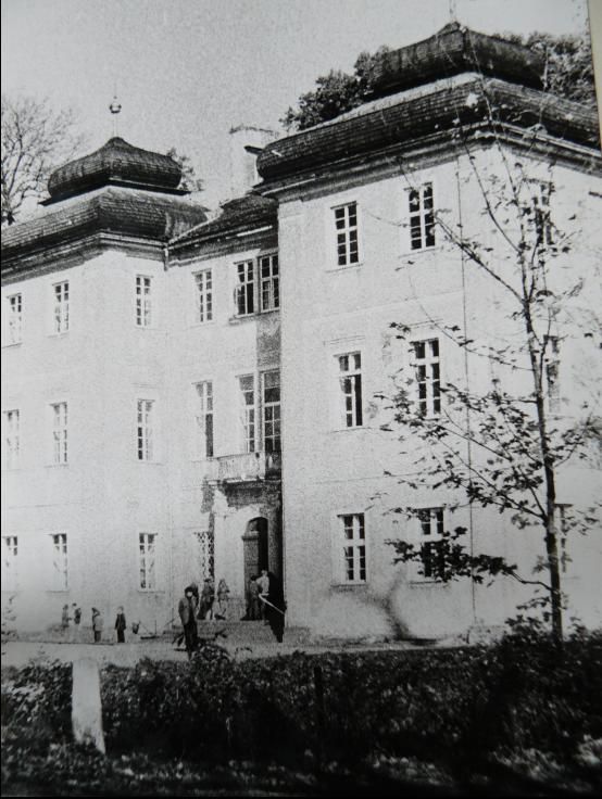 Pałac Łomnica. 1973 rok w tym Czasie szkołą Podstawowa.