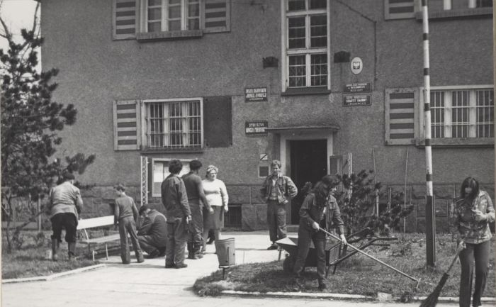 29 kwietnia 1973 roku. Dzień czyn&oacute;w społecznych w Gminie Mysłakowice. Pracownicy Urzędu Gminu porządkują teren.