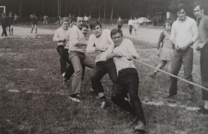 Koniec lat 60-tych. Mysłakowice dawne boisko na ul. Wojska Polskiego.