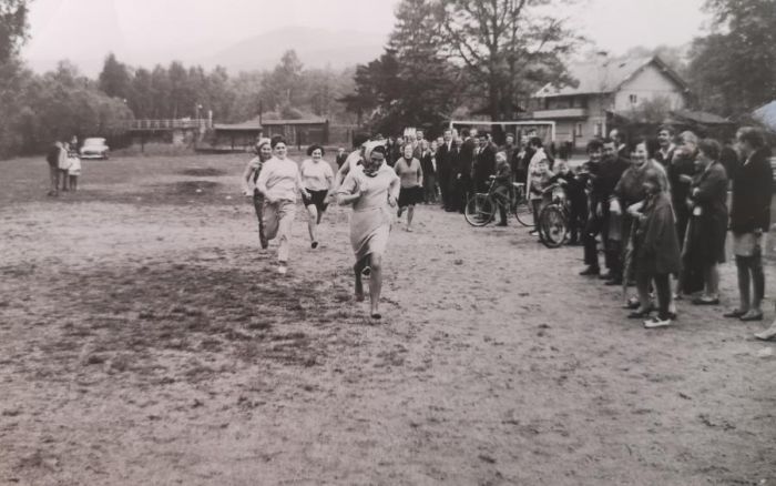 Koniec lat 60-tych. Mysłakowice dawne boisko na ul. Wojska Polskiego.