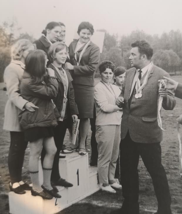 Koniec lat 60-tych. Mysłakowice dawne boisko na ul. Wojska Polskiego.