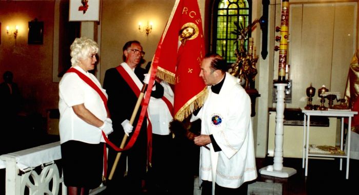Poświęcenie sztandaru Parafii w  Mysłakowicach. 2000 rok.