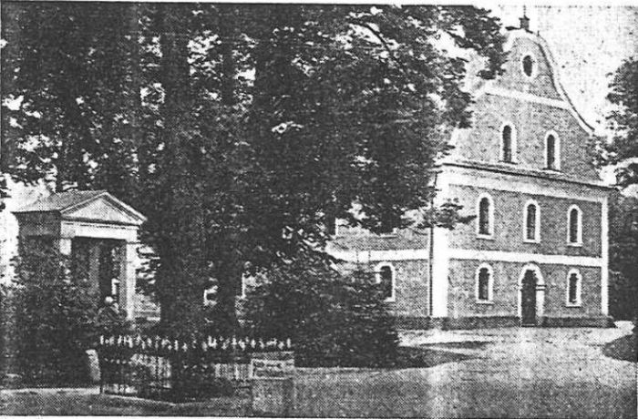 Bukowiec (niem. Buchwald, czes. Bukovn&iacute;k) 1930 rok. Kości&oacute;ł Ewangelicki i obok pomnik poległych w I wojnie światow