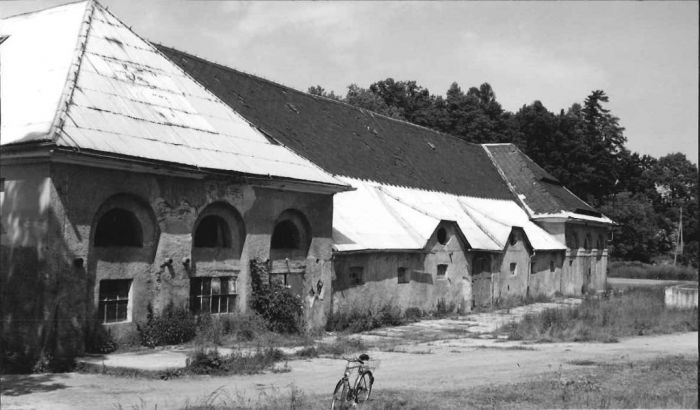 2001 rok. Pomieszczenia gospodarcze folwarku w Bukowcu. 