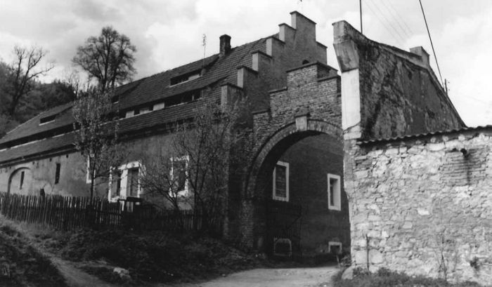 Dąbrowica, dawny Folwark Pałacowy. Foto z 1995 roku.