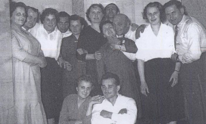Pracownicy DZPLn "Orzeł" i dyr. Marczak 1955 rok. Mysłakowice 